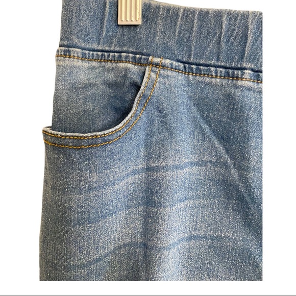 ❌SOLD❌ 3/$15 💙Frayed Hem Distressed Jeggings - Picture 4 of 10